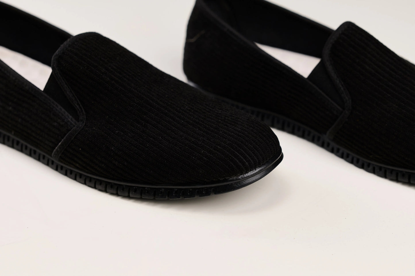 حذاء شامواه أسود