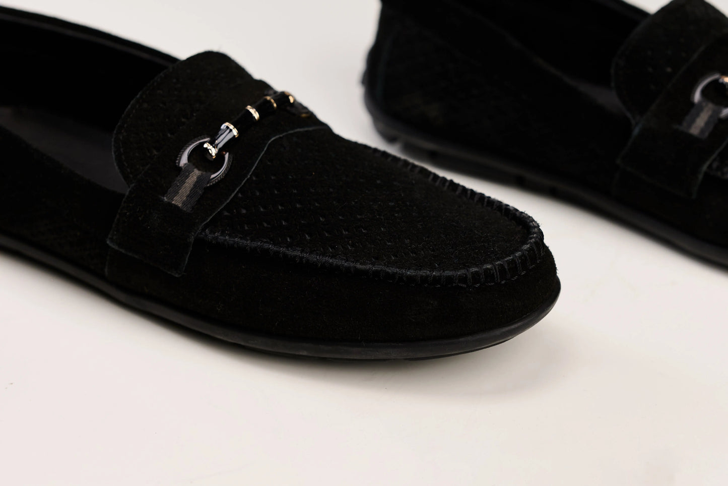 حذاء شامواه أسود بقلادة