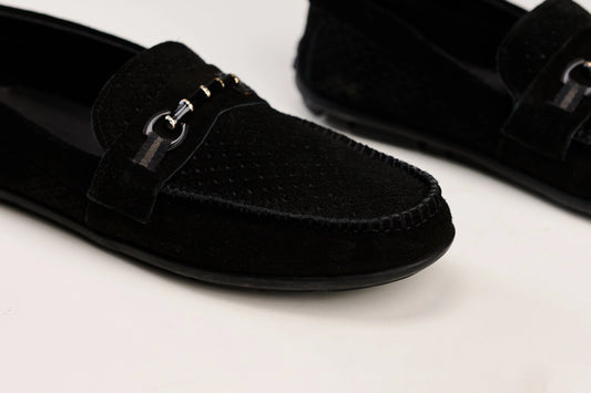 حذاء شامواه أسود بقلادة