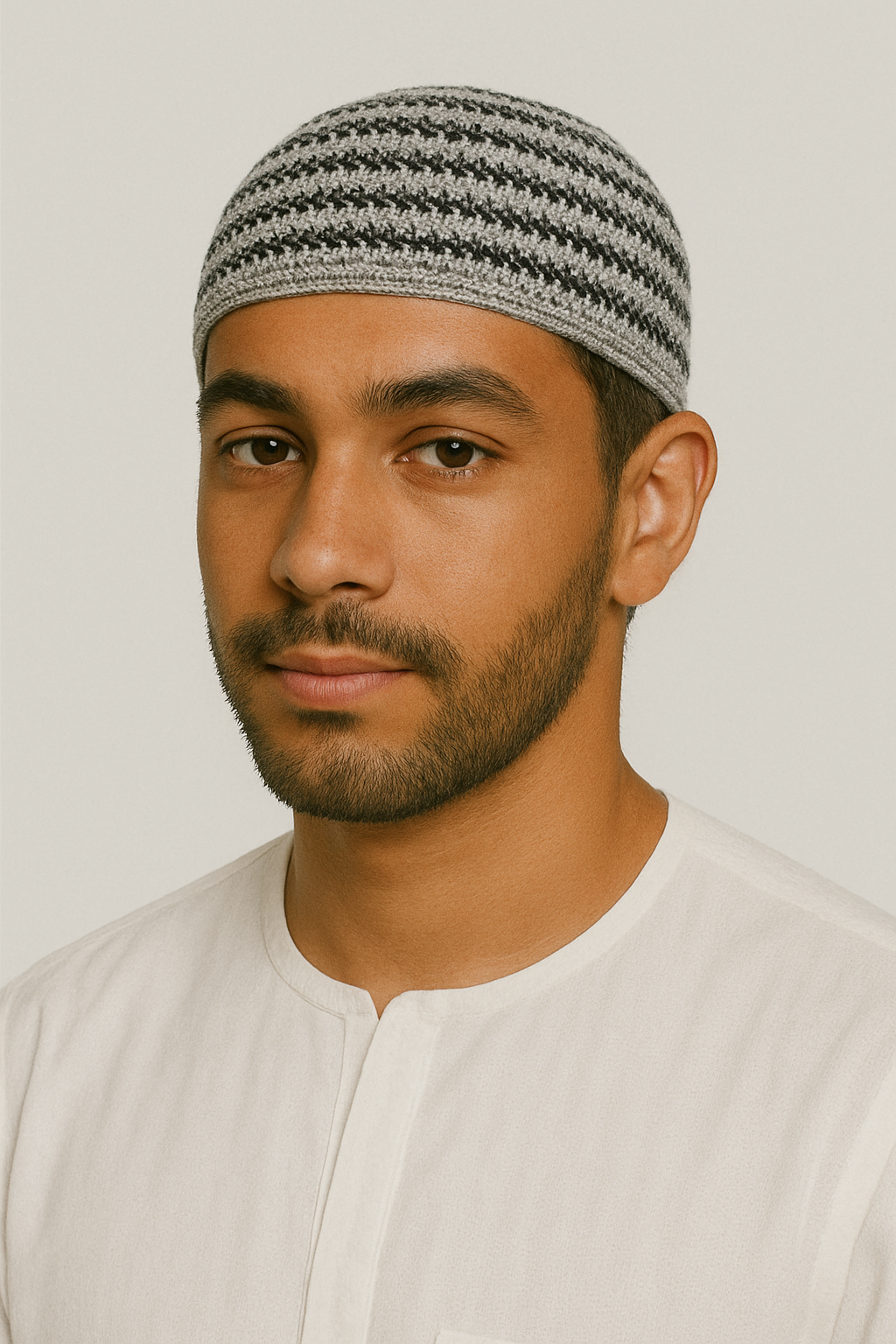 طاقية كروشيه بخطوط سوداء