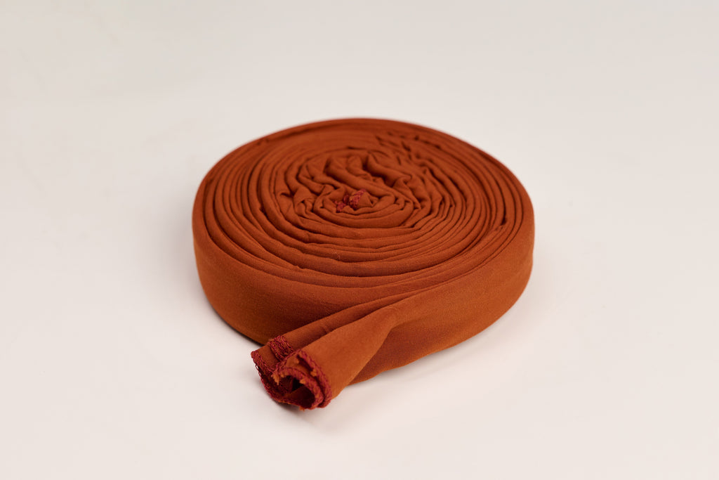 عمة سودانية شبابية ملونة