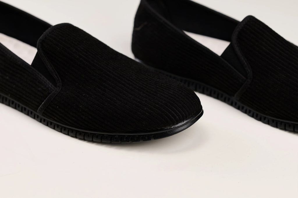 حذاء شامواه أسود