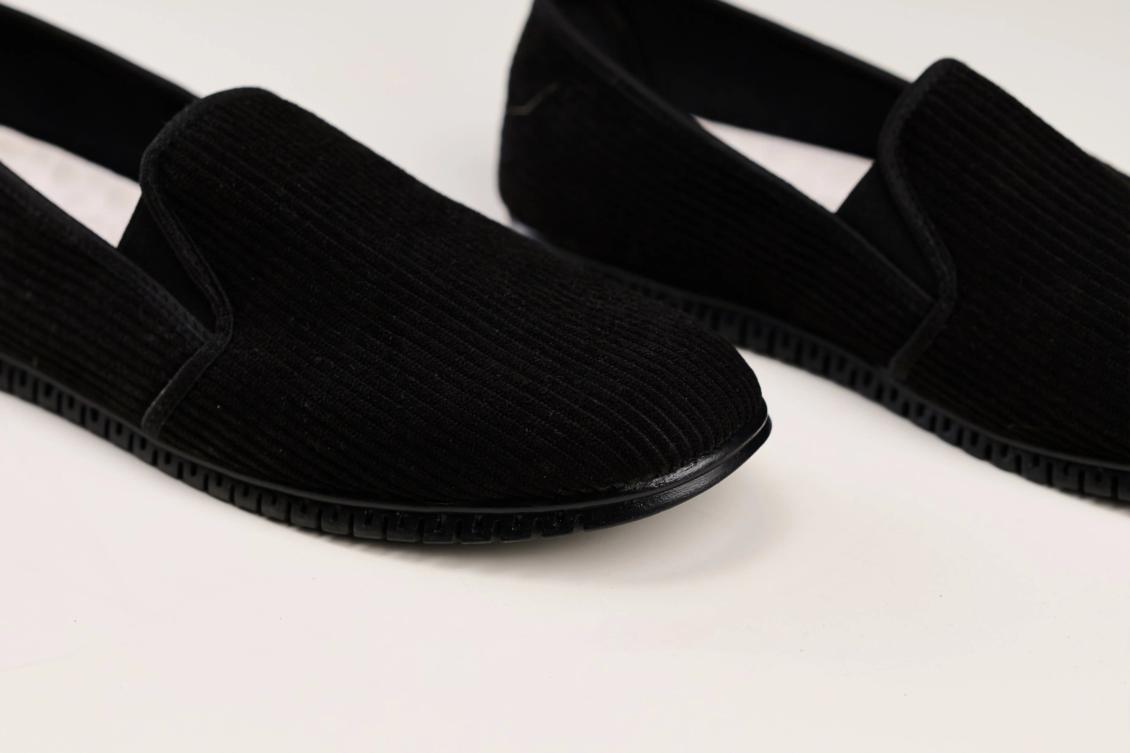 حذاء شامواه أسود