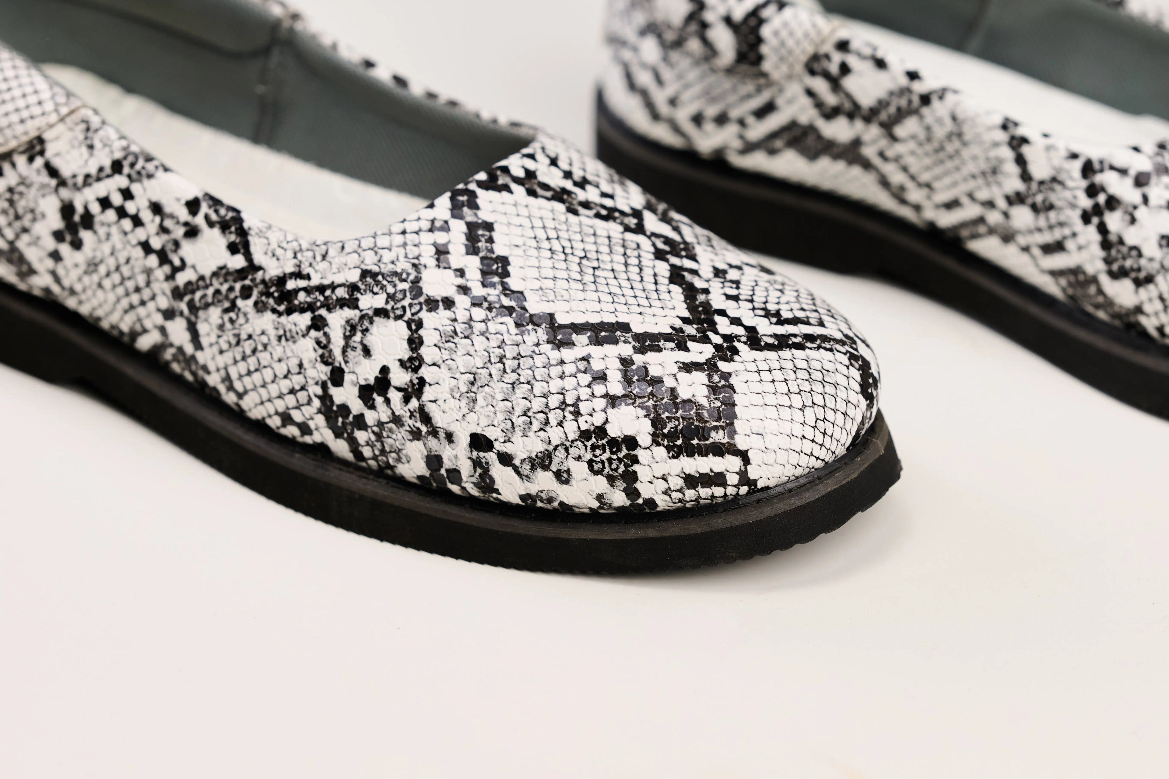 مركوب ڤينوم أبيض