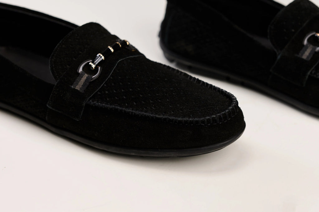 حذاء شامواه أسود بقلادة